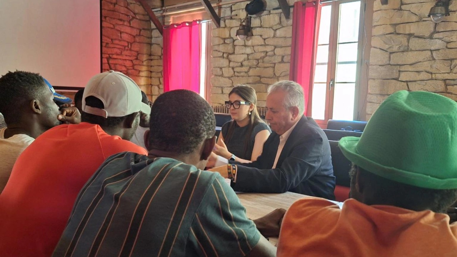 Voluntario impartiendo formación en Sabiñánigo